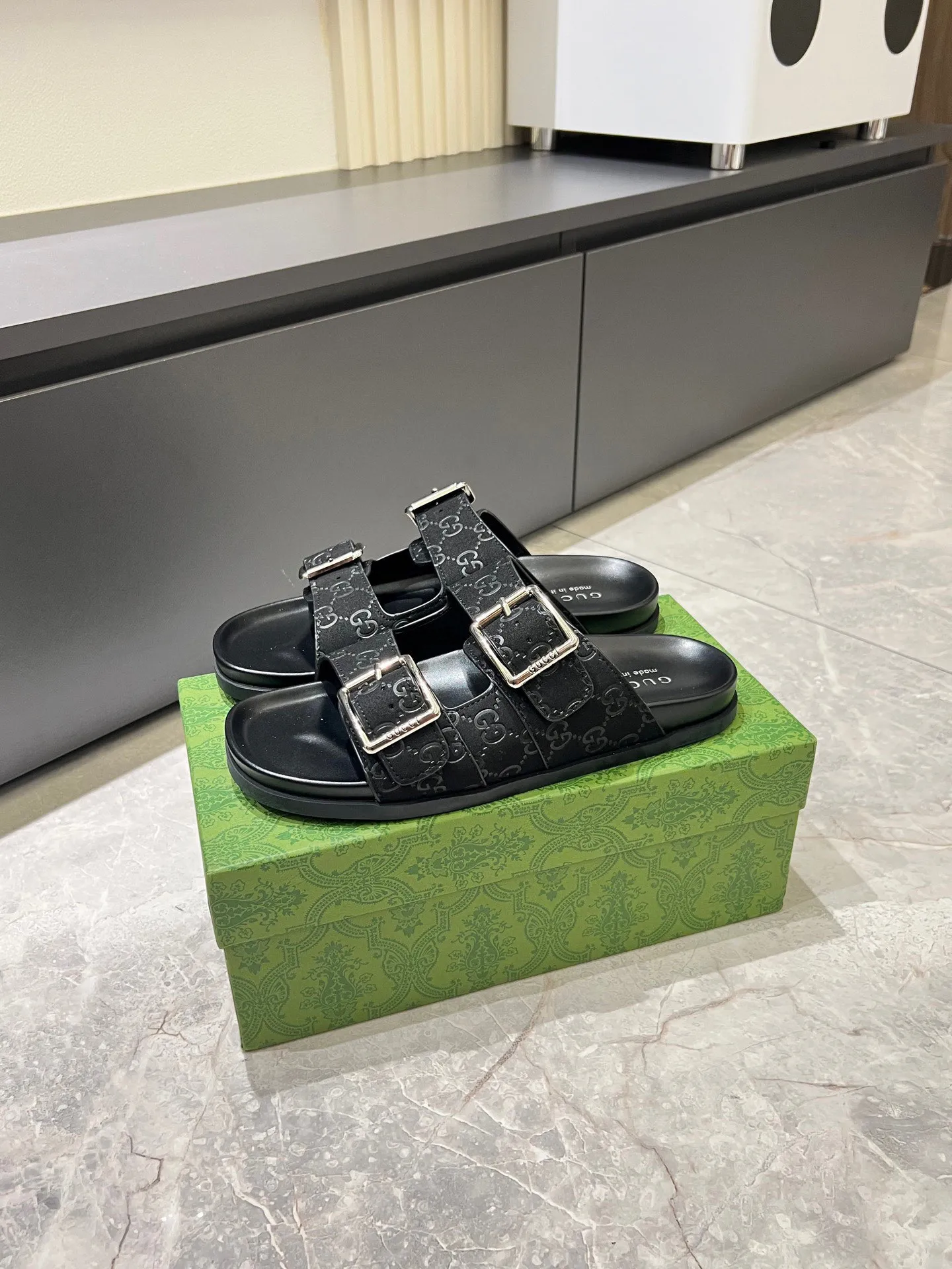 Men's Men's Shoes 💰p320 "GUCC＊" These slippers are made of GG polyester and feature a Gucci label on the front, adding a bold logo feel to the style. "Gucci Made in Italy" stamped label Rubber sole. Size 38-44